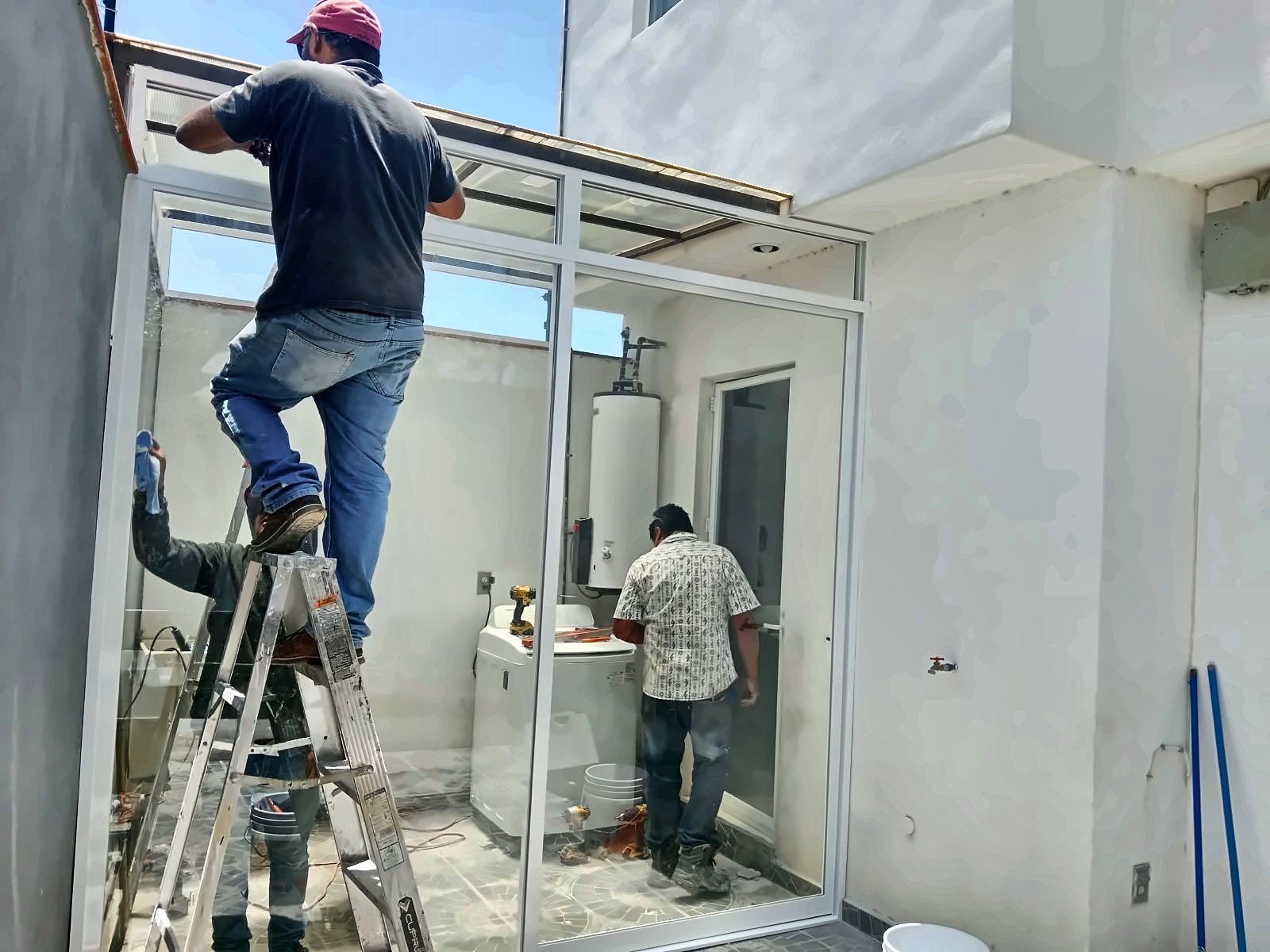 El equipo instalando un cancel de aluminio