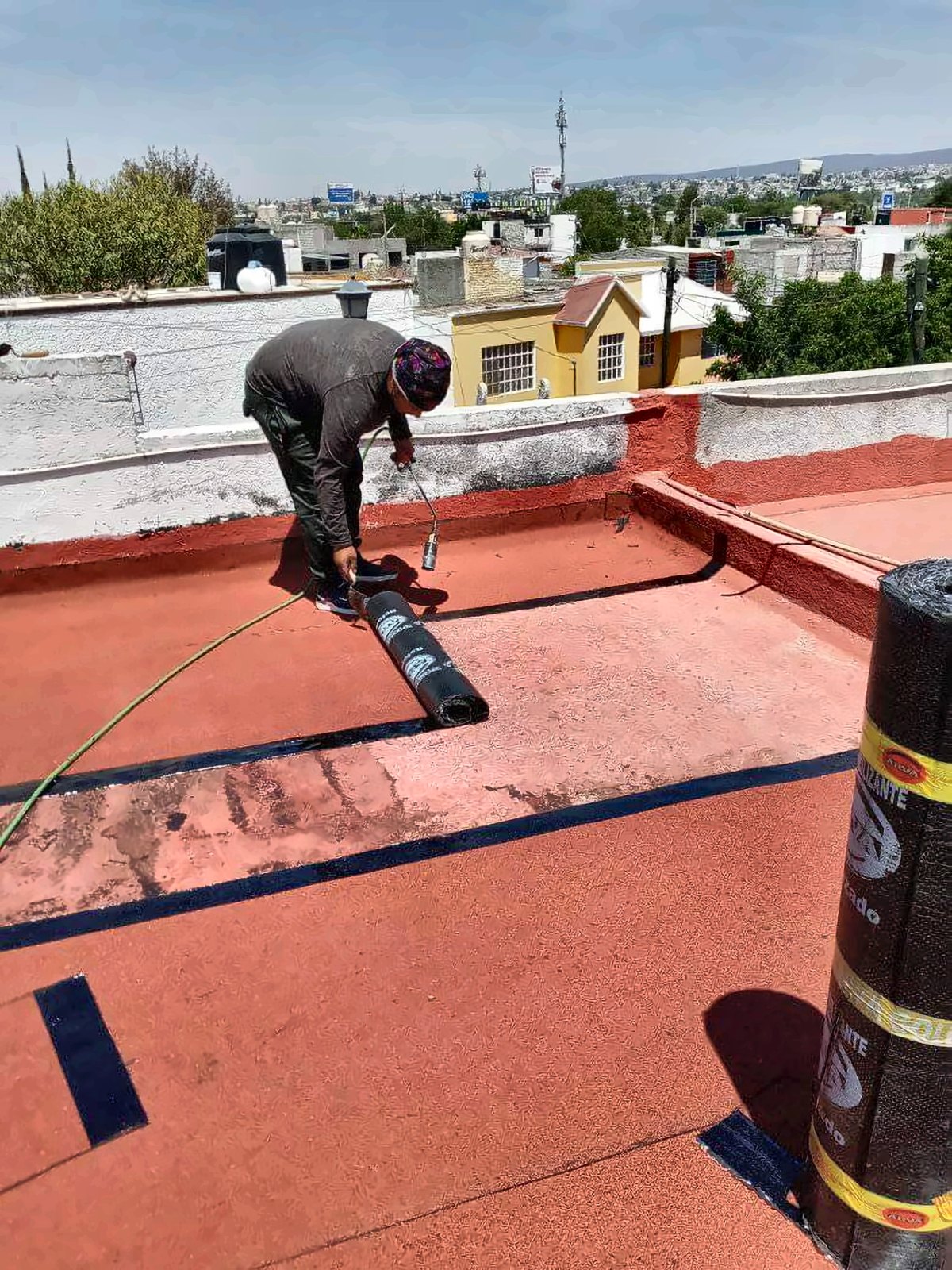 Colocación de impermeabilizante prefabricado en una azotea